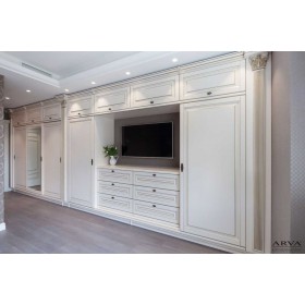 Белая стенка в гостиную в классическом стиле с раздвижными дверями 