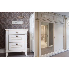 Белая стенка в гостиную в классическом стиле с раздвижными дверями 