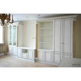 Белая классическая мебель для гостиной с камином