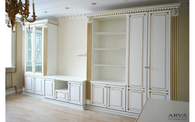Белая классическая мебель для гостиной с камином